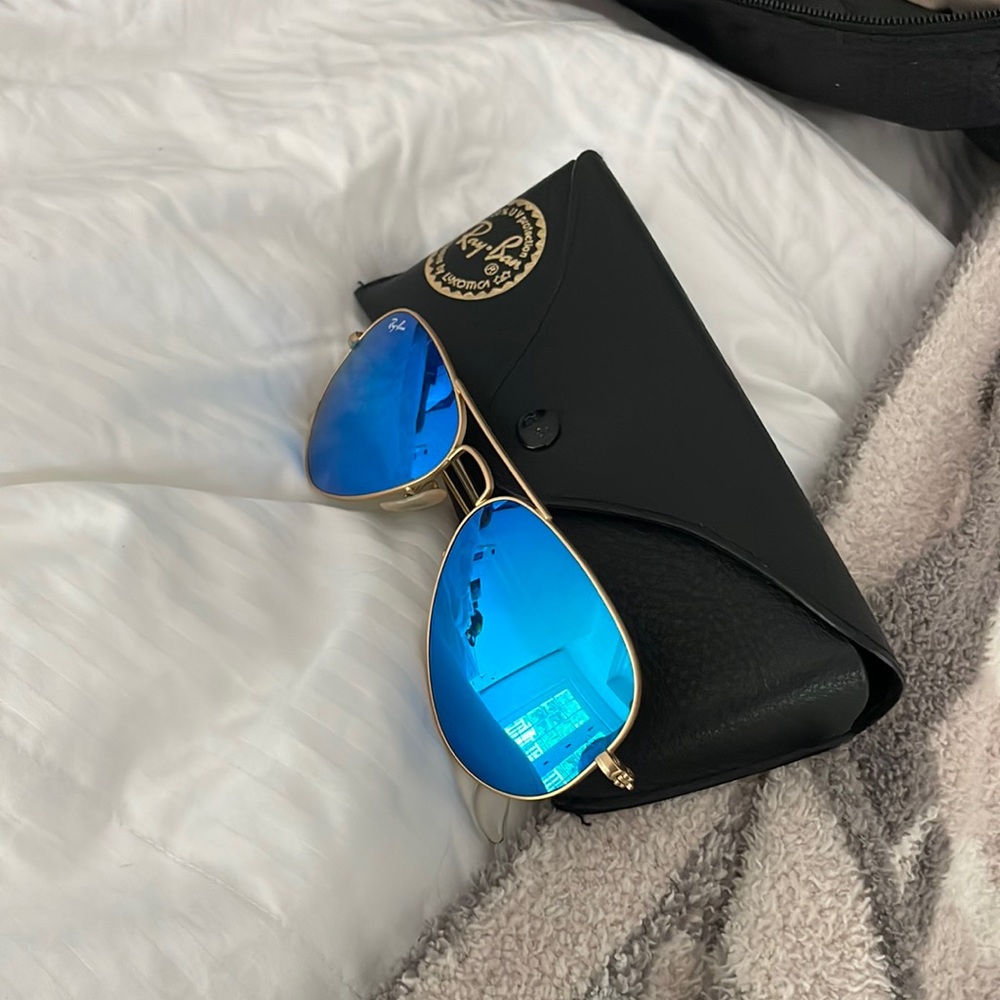 Blue reflective aviators